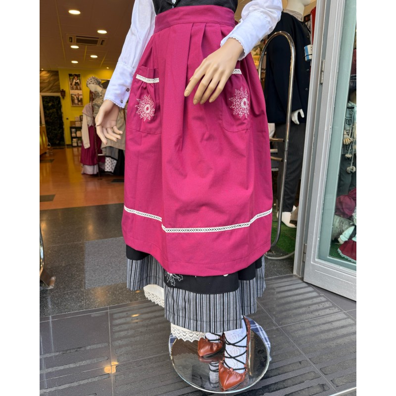 Delantal vasco granate con eguzkilore bordado y acabado tradicional