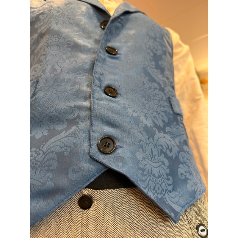 Traje vasco completo hombre con chaleco azul adamascado pantalón de rayas y pañuelo tradicional