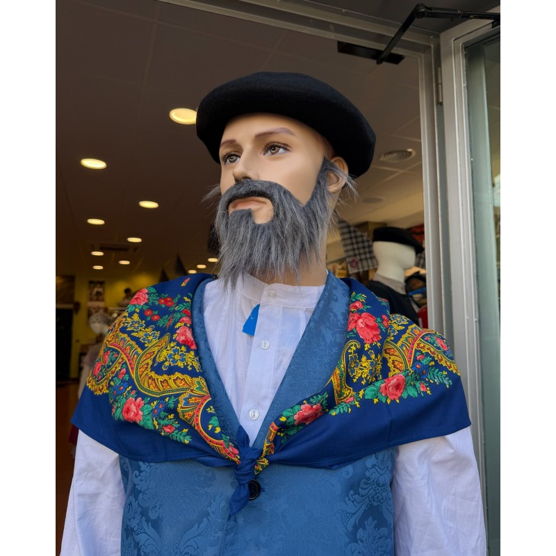 Euskal jantzia, marradun galtzak eta zapi tradizionala dituen txaleko urdina soinean