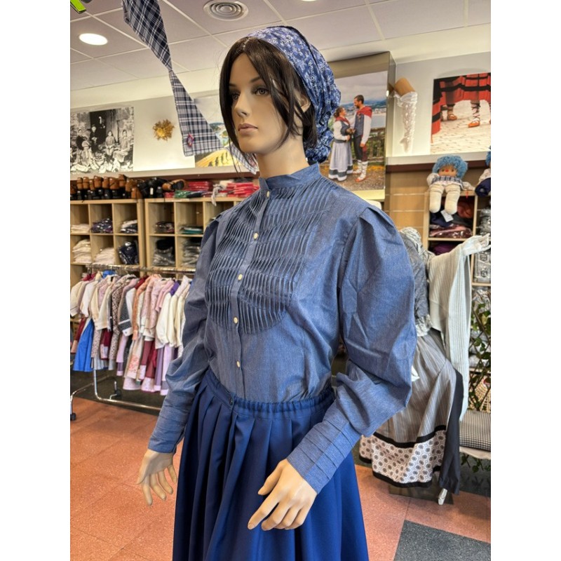 Traje vasco mujer blusa azul de lorzas falda con pañuelo a juego y delantal con eguzkilore