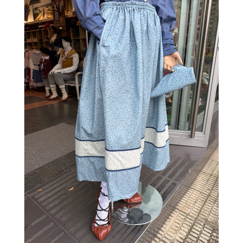 Traje vasco mujer blusa azul de lorzas falda con pañuelo a juego y delantal con eguzkilore