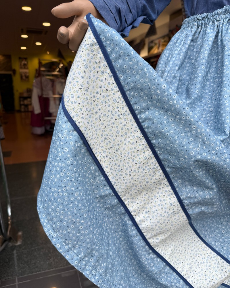 Traje vasco mujer blusa azul de lorzas falda con pañuelo a juego y delantal con eguzkilore