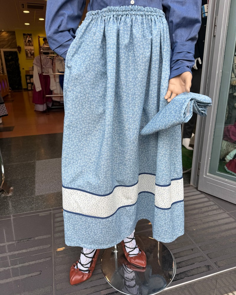 Traje vasco mujer blusa azul de lorzas falda con pañuelo a juego y delantal con eguzkilore
