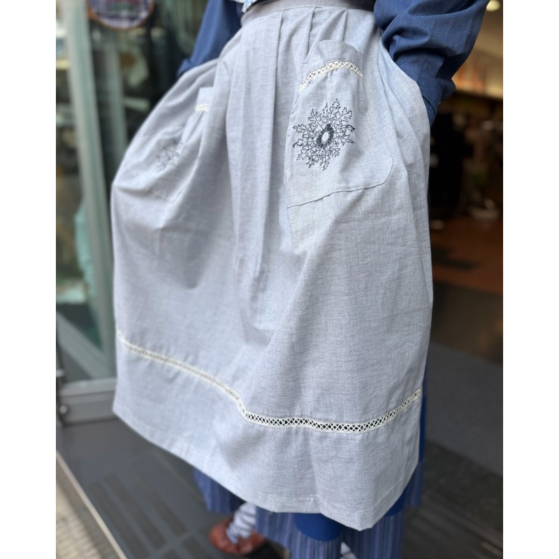 Traje vasco mujer blusa azul de lorzas falda con pañuelo a juego y delantal con eguzkilore