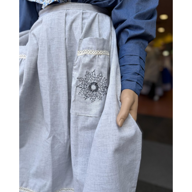 Traje vasco mujer blusa azul de lorzas falda con pañuelo a juego y delantal con eguzkilore