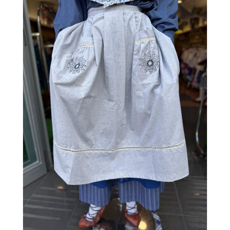 Traje vasco mujer blusa azul de lorzas falda con pañuelo a juego y delantal con eguzkilore