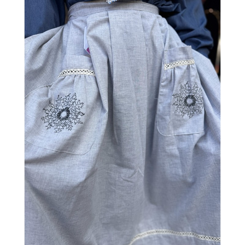 Traje vasco mujer blusa azul de lorzas falda con pañuelo a juego y delantal con eguzkilore