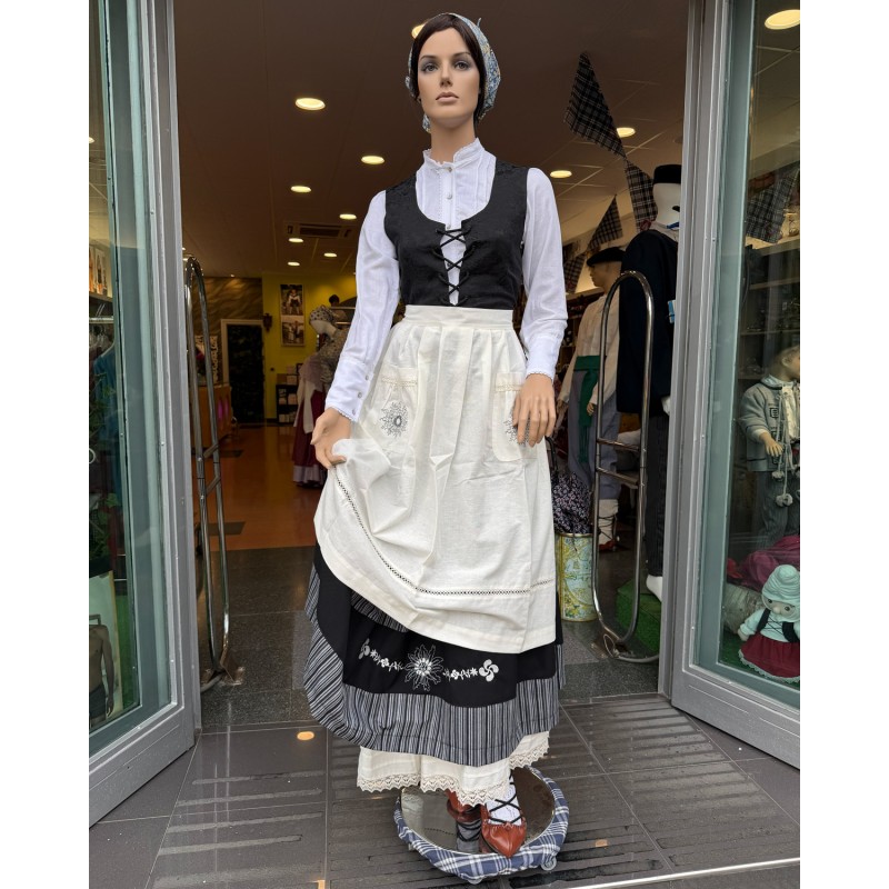 Traje vasco mujer con corpiño negro adamascado falda con eguzkilore y delantal bordado tradicional