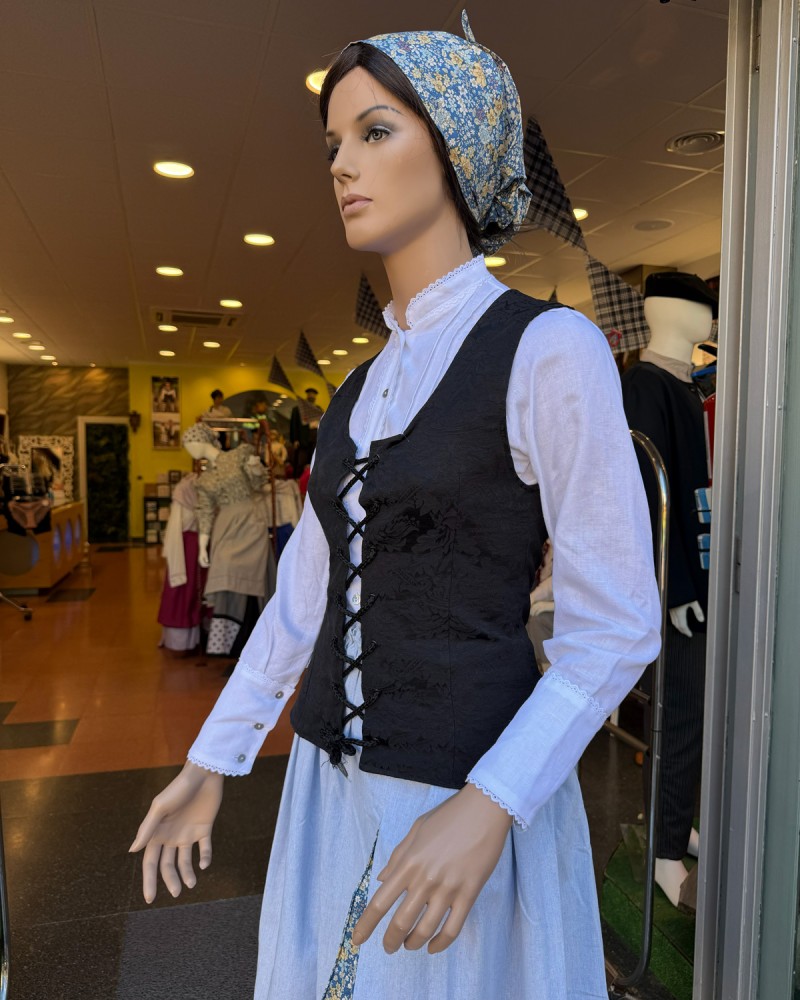 Traje vasco mujer con corpiño negro adamascado falda con eguzkilore y delantal bordado tradicional
