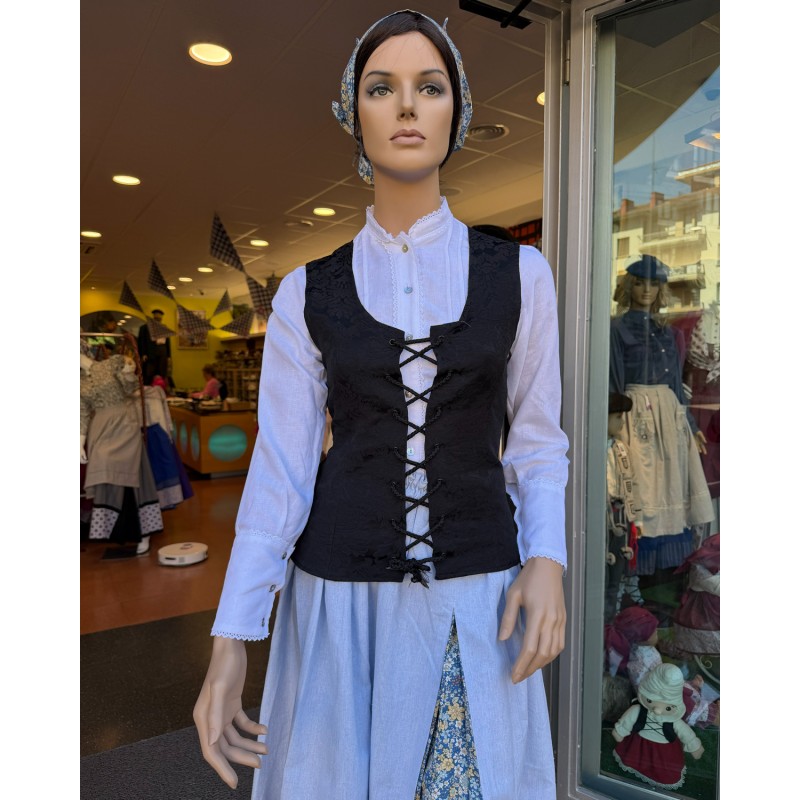 Traje vasco mujer con corpiño negro adamascado falda con eguzkilore y delantal bordado tradicional
