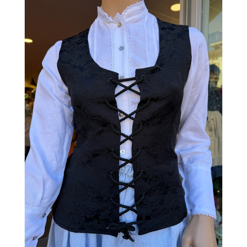 Traje vasco mujer con corpiño negro adamascado falda con eguzkilore y delantal bordado tradicional