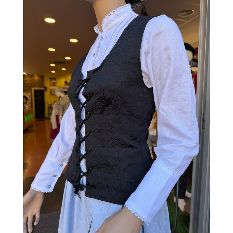 Traje vasco mujer con corpiño negro adamascado falda con eguzkilore y delantal bordado tradicional