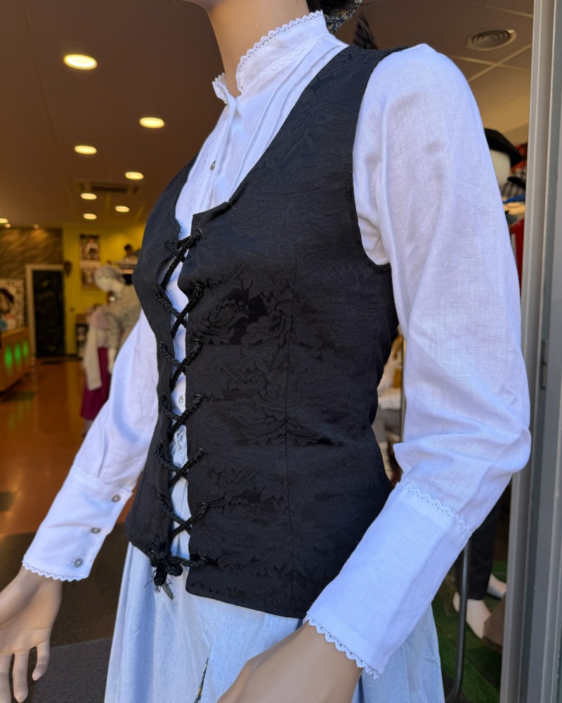 Traje vasco mujer con corpiño negro adamascado falda con eguzkilore y delantal bordado tradicional