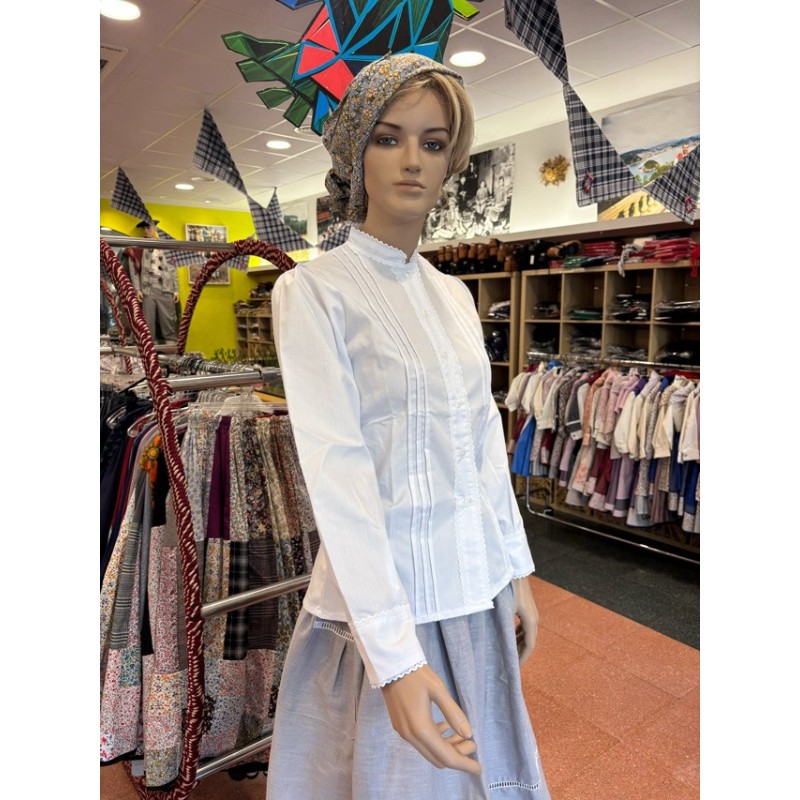 Traje vasco mujer con corpiño negro adamascado falda con eguzkilore y delantal bordado tradicional