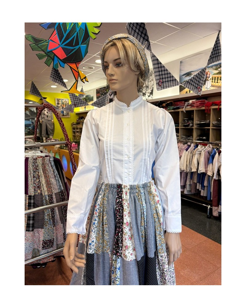 Traje vasco mujer con corpiño negro adamascado falda con eguzkilore y delantal bordado tradicional