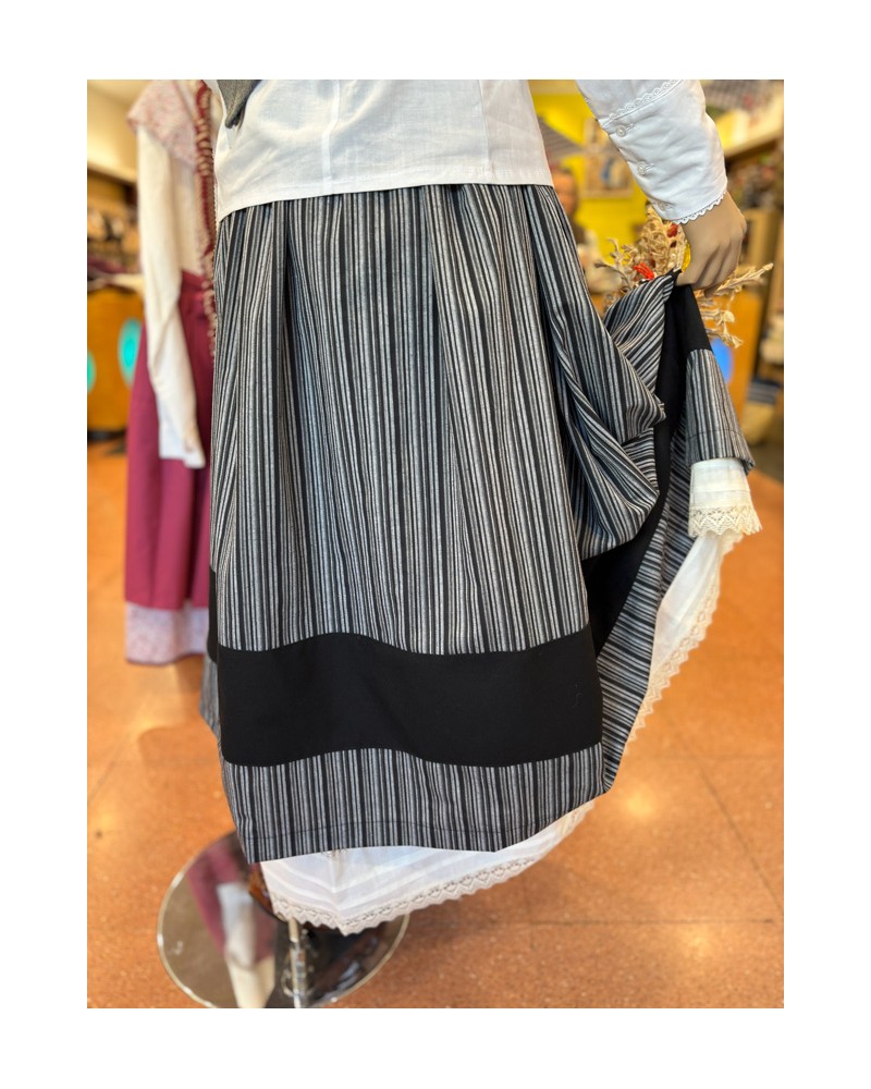 Traje vasco mujer con corpiño negro adamascado falda con eguzkilore y delantal bordado tradicional