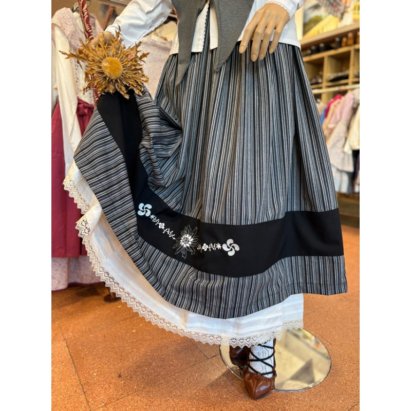 Traje vasco mujer con corpiño negro adamascado falda con eguzkilore y delantal bordado tradicional