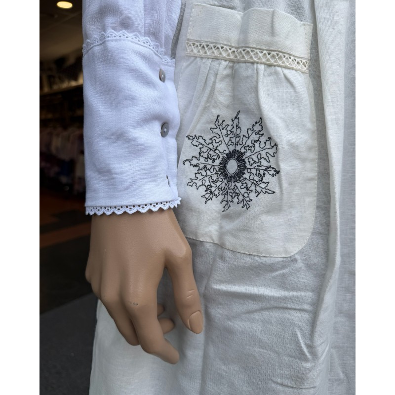 Traje vasco mujer con corpiño negro adamascado falda con eguzkilore y delantal bordado tradicional