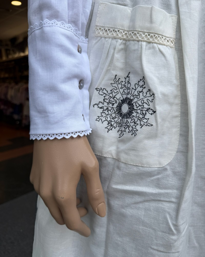 Traje vasco mujer con corpiño negro adamascado falda con eguzkilore y delantal bordado tradicional