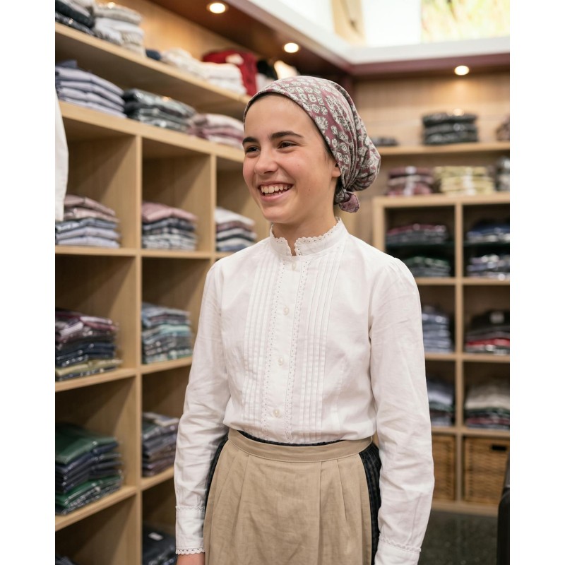 Blusa blanca con lorzas y puntillas para niña A341 - Blusa de Aldeana Vasca