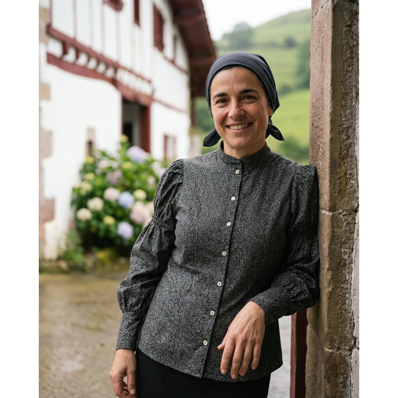 Blusa Tradicional Vasca Negra con Estampado Floral Fino - Blusa de Aldeana Vasca