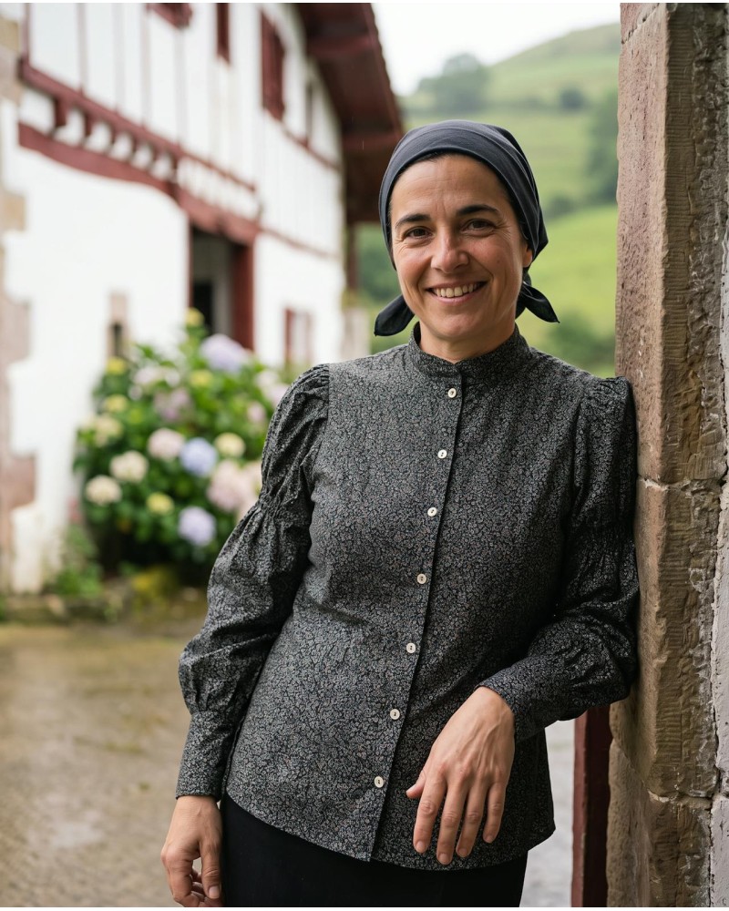 Blusa Tradicional Vasca Negra con Estampado Floral Fino - Blusa de Aldeana Vasca