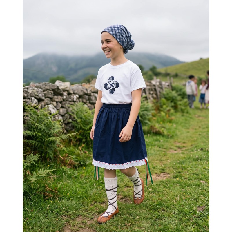 Pack básico de traje vasco de niña con pañuelo azul y falda mahón