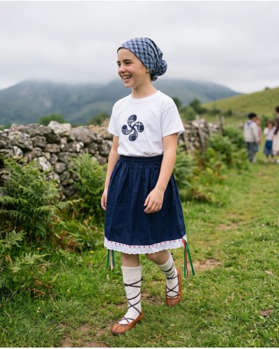 Pack básico de traje vasco de niña con pañuelo azul y falda mahón
