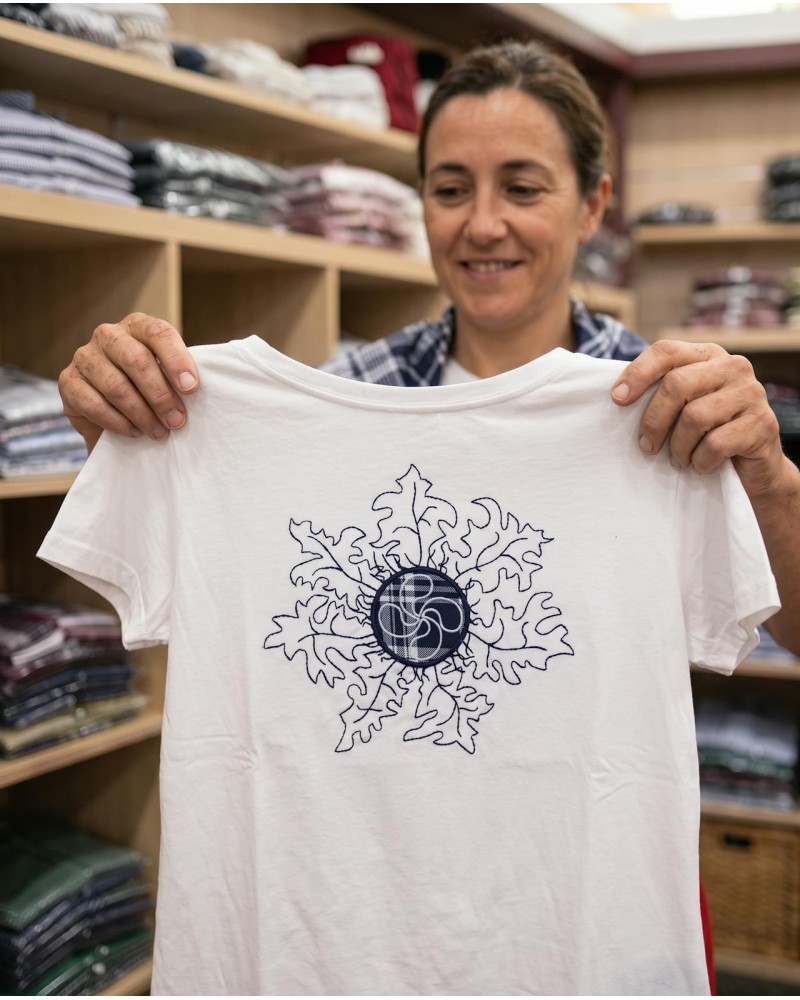 Camiseta Eguzkiburu Blanca de Manga Corta para Mujer - Eguzkilore y Lauburu
