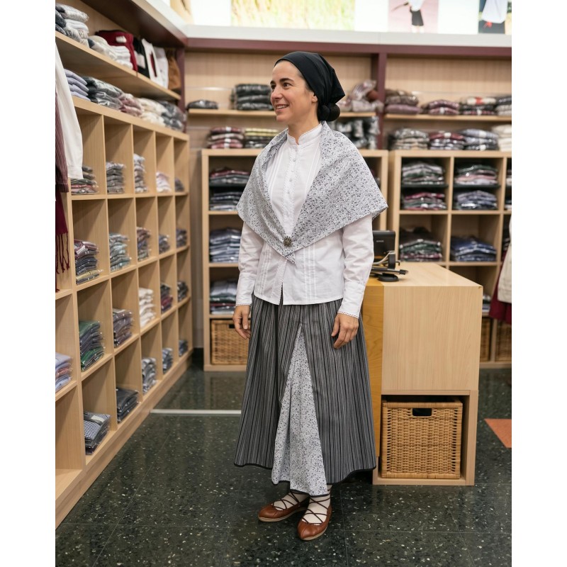Conjunto de traje vasco en tonos grises con blusa bordada y falda tradicional