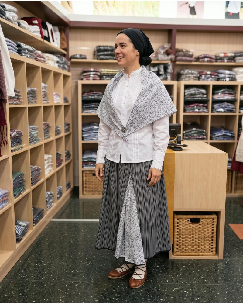 Traje vasco mujer gris con blusa bordada y falda tradicional - conjunto baserritarra regional típico de casera vasca