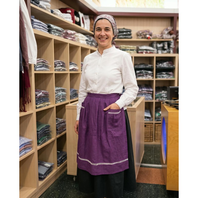 Delantal vasco de mujer morado de lino con greca blanca y bolsillos
