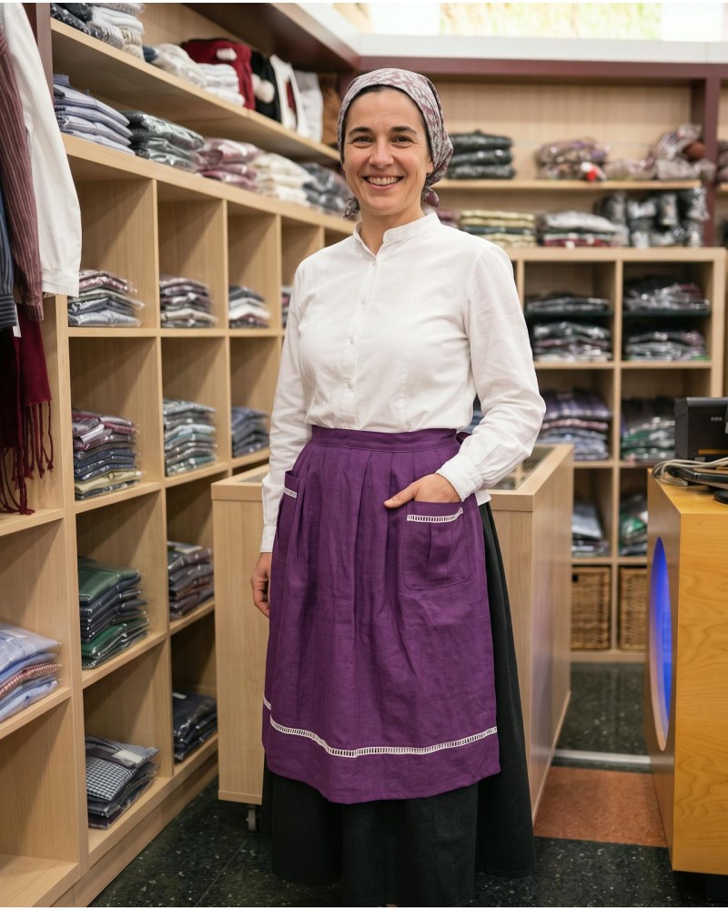 Delantal vasco de mujer morado de lino con greca blanca y bolsillos
