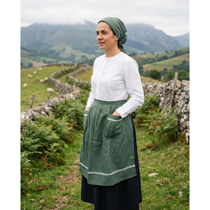 Delantal vasco de mujer verde de lino con ribete blanco y bolsillos