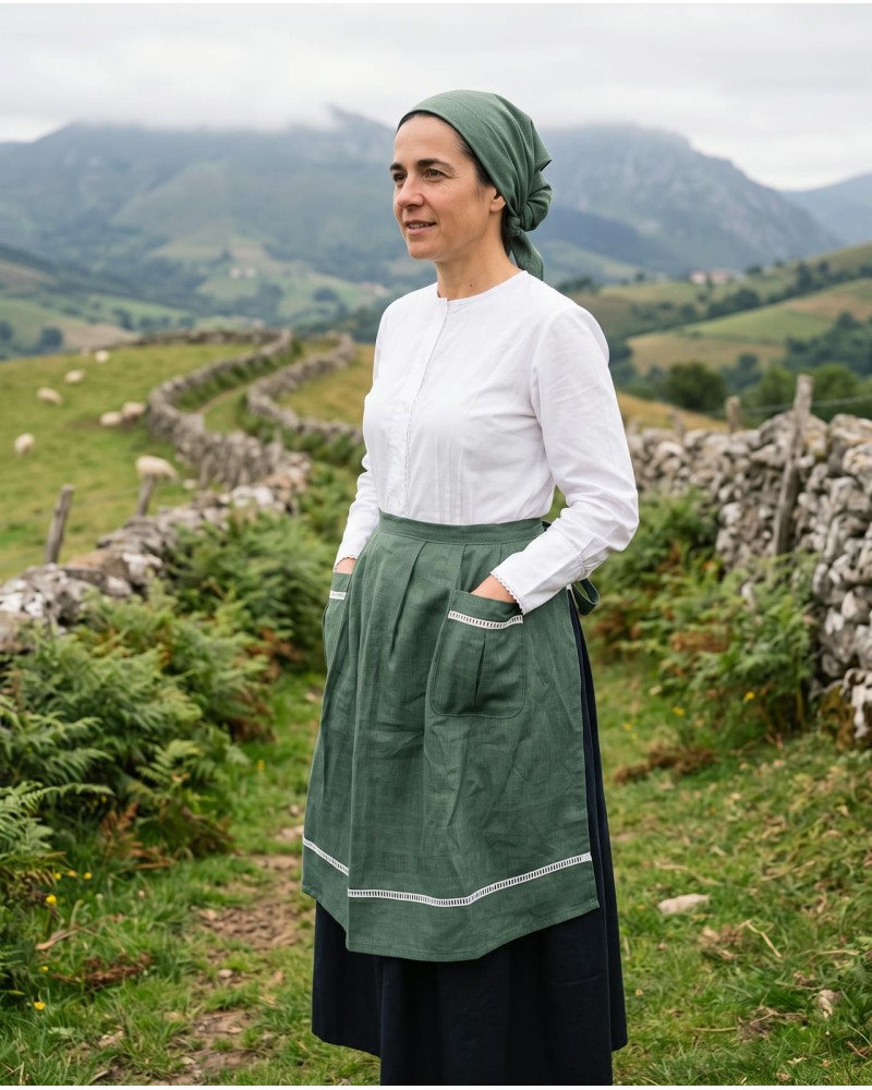 Delantal vasco de mujer verde de lino con ribete blanco y bolsillos