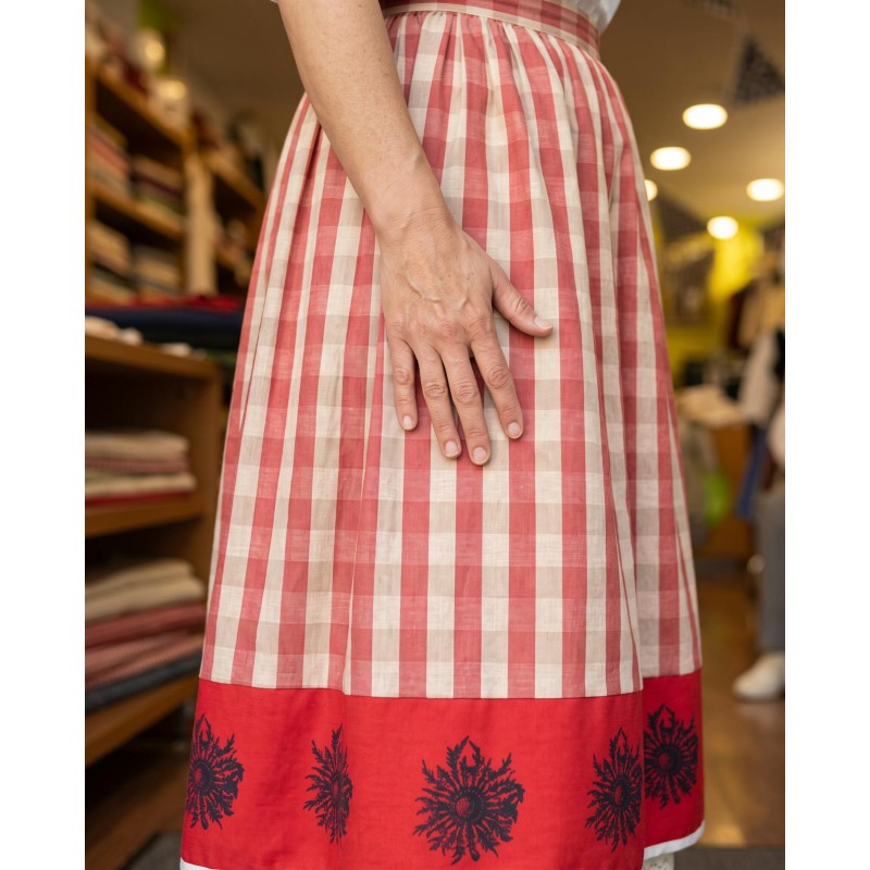 Falda vasca de cuadros rojos con eguzkilore decorativo M256 - Falda de Casera Vasca