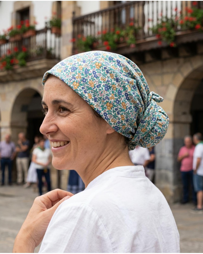 Pañuelo vasco floreado para la cabeza en tonos azules verdes y amarillos