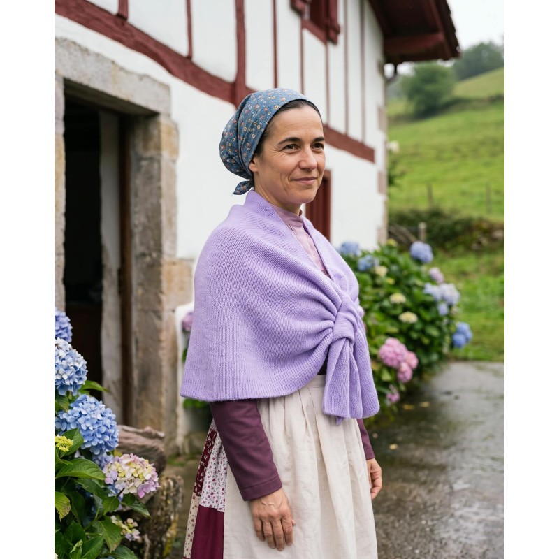 Toquilla vasca de lanzo lila estilo capa tradicional