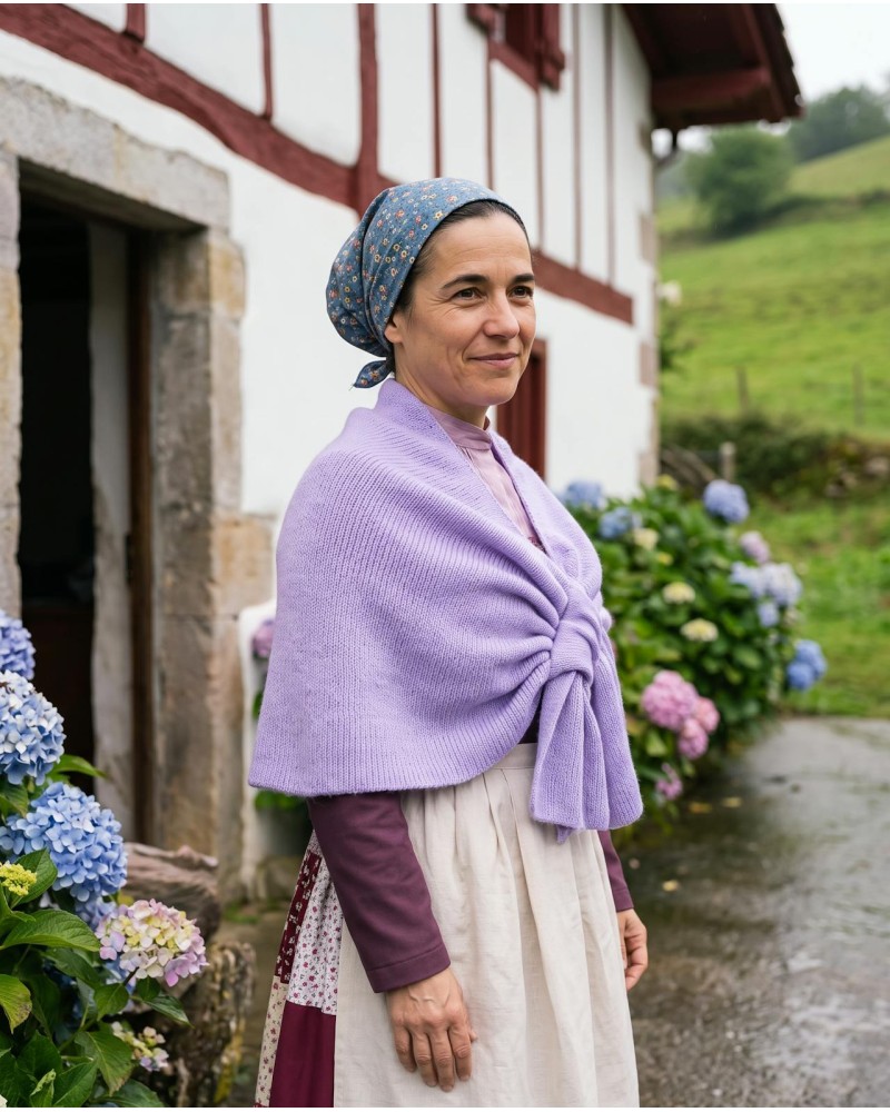 Toquilla vasca de lanzo lila estilo capa tradicional