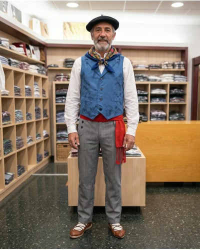 Traje vasco completo hombre con chaleco azul adamascado pantalón de rayas y pañuelo tradicional