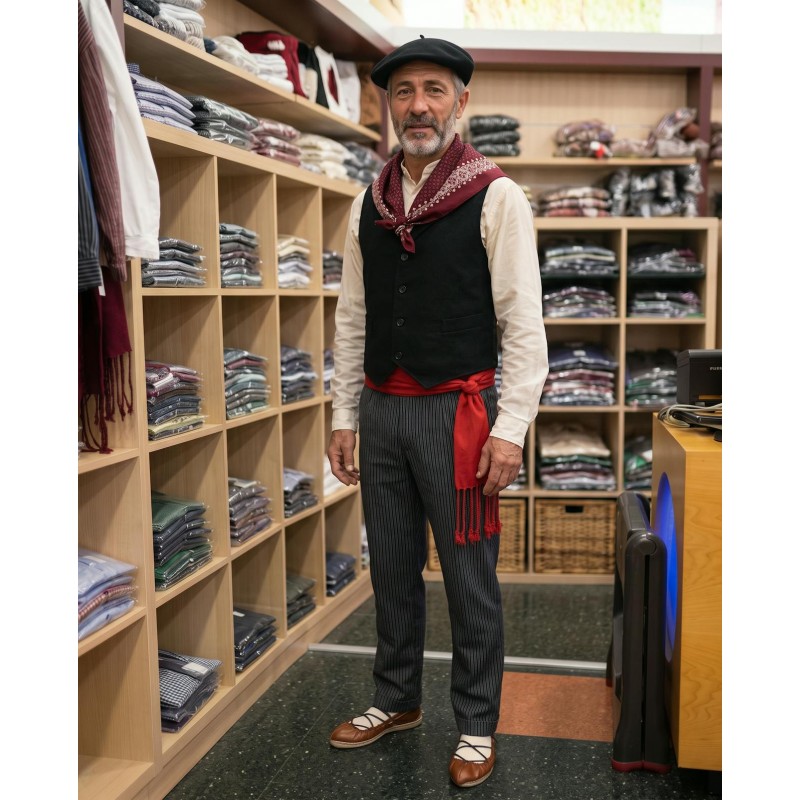 Traje Vasco Hombre con Chaleco Negro y Pañuelo