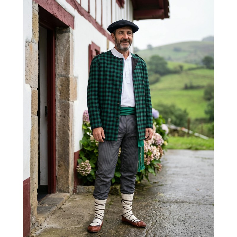 Traje vasco hombre con kaiku verde y pantalón rayas