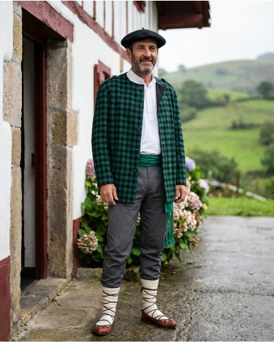 Traje vasco hombre con kaiku verde y pantalón rayas