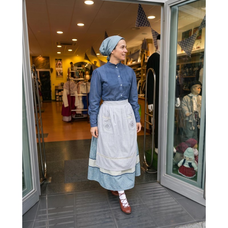 Traje vasco mujer blusa azul de lorzas falda con pañuelo a juego y delantal con eguzkilore