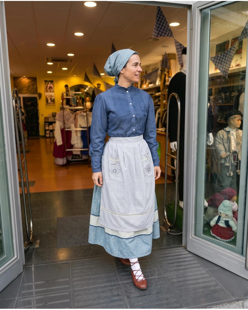 Traje vasco mujer con blusa azul de lorzas, falda con pañuelo a juego y delantal de eguzkilore - traje baserritarra regional típ