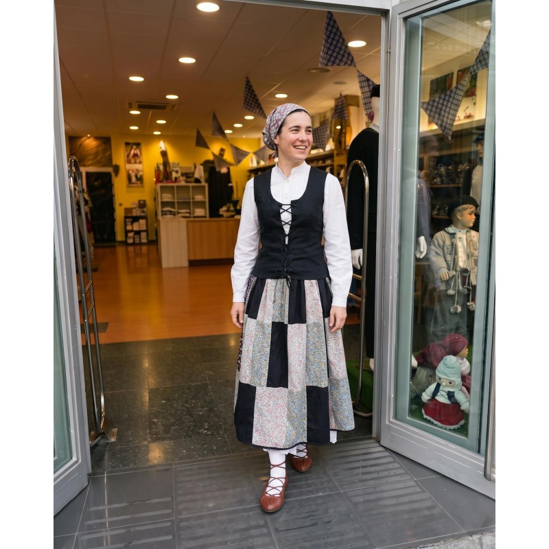 Traje vasco mujer completo negro con corpiño, falda estampada y pañuelo - Traje de Aldeana Vasca de Mujer