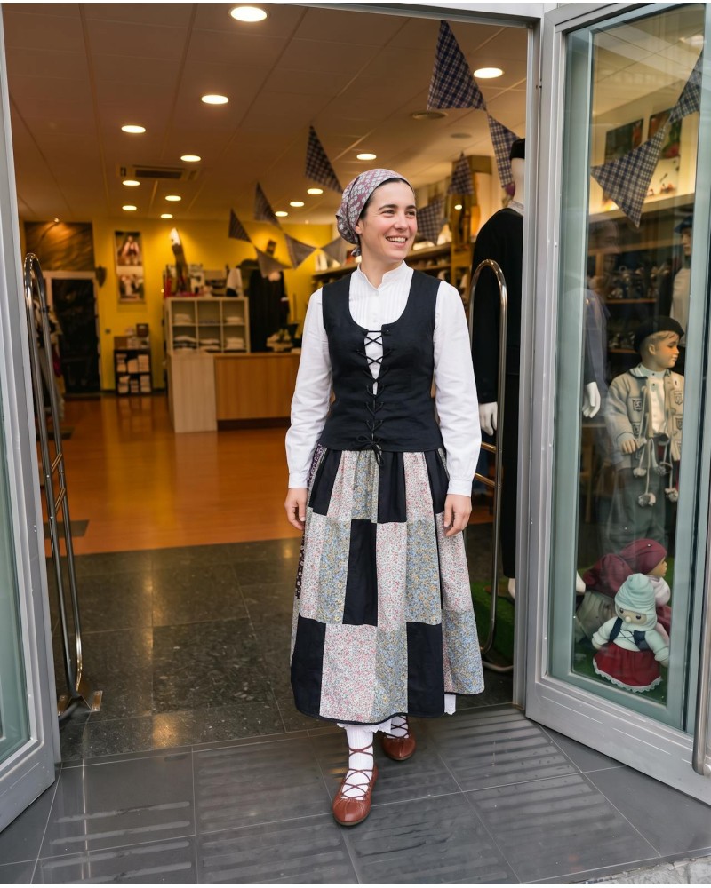 Traje vasco mujer completo negro con corpiño, falda estampada y pañuelo - Traje de Aldeana Vasca de Mujer
