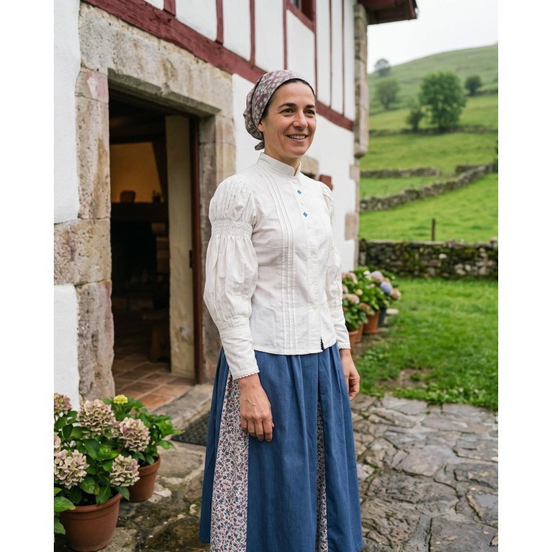 Traje vasco mujer con blusa abullonada bordada y falda azul con pañuelo incluido
