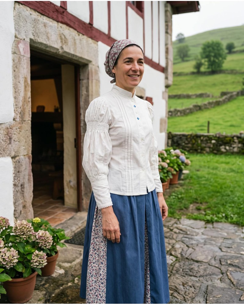 Traje vasco mujer con blusa abullonada bordada y falda azul con pañuelo - traje baserritarra regional tradicional de aldeana
