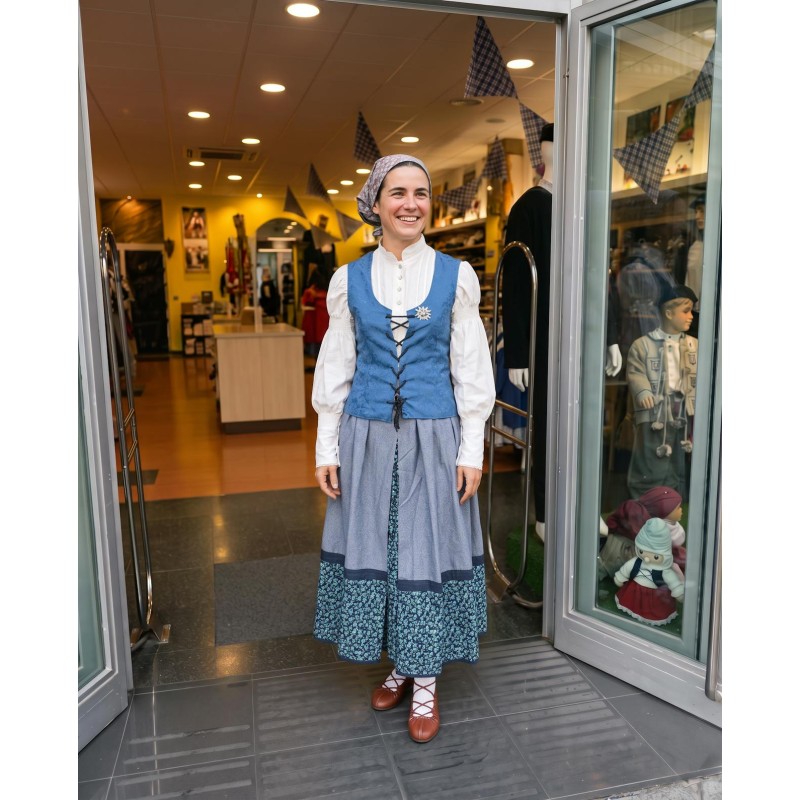 Traje vasco mujer con corpiño azul floral y falda tradicional con pañuelo incluido